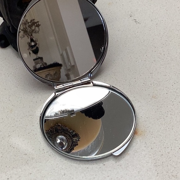 Womens double mirror compact case. - Picture 3 of 5